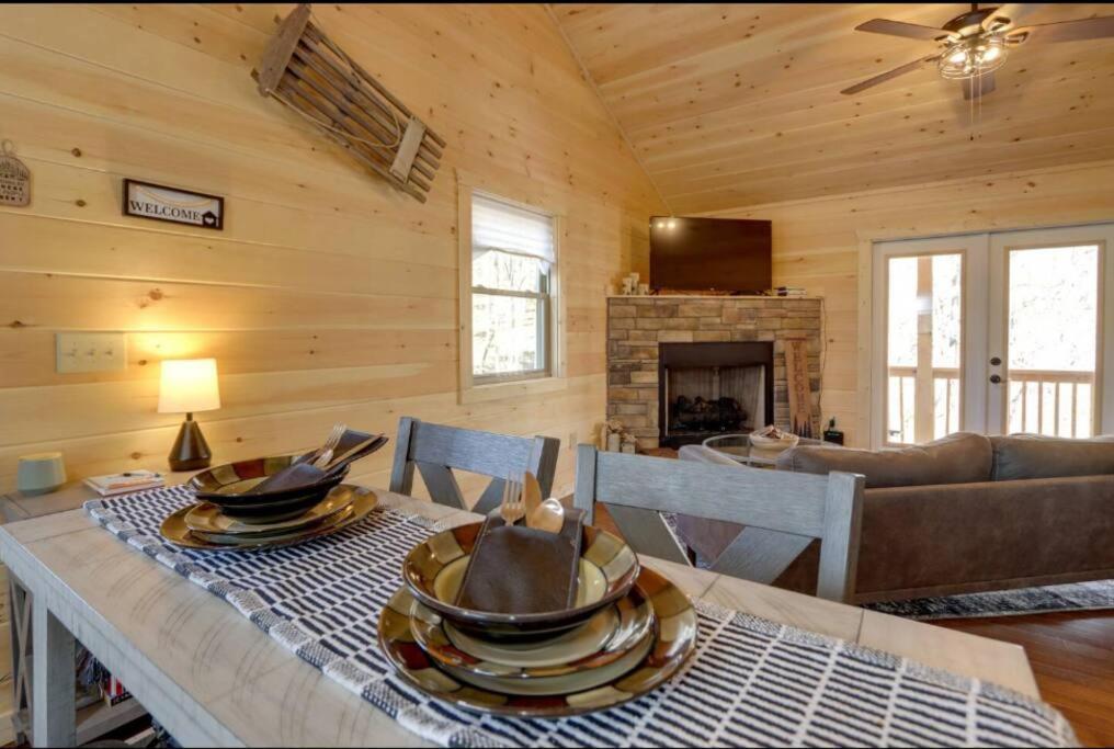 New Serene, Fun & Comfy Cabin- Covered Deck, Grill, Arcade Murphy Bagian luar foto